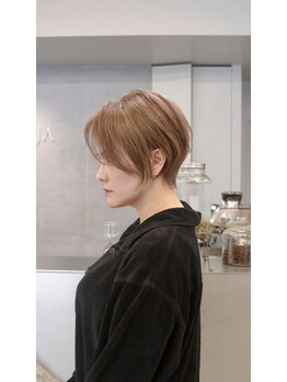 セーハ(CEJA)の写真/白髪を脱いで、色を楽しむ。「白髪はがし」×ケアブリーチで赤みを抑えた透明感溢れるデザインをご提案。