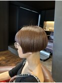 個性派ショートボブ(フェイスフレーミングカラー)