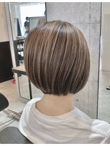 アトレ(atre)&nbsp;ナチュラル白髪ぼかしハイライト×ショートボブ