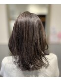 毛先がランダムに動く軽やかで立体感のあるスタイルに