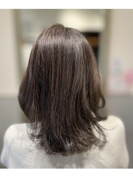 アンジー(Angee) 毛先がランダムに動く軽やかで立体感のあるスタイルに