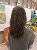 肌馴染みのいい抜け感カラーとレイヤー