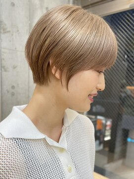 サンク 原宿 表参道(cinq) ショートボブ切りっぱなしボブミルクティーベージュタッセルボブ