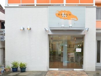 ブラーヴォヘアー (BRAVO HAIR)の写真/【2席だけの半個室プライベート空間】花園で20年以上培ってきた熟練のカット技術とお顔剃りに定評あり◎