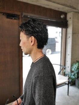 "サロンの仕上がり"を家でも簡単に再現できる◎大人の余裕を纏うメンズパーマをご提案します！