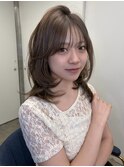 ミディアムレイヤーで動きのある、ふんわり巻き髪
