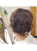 セミウェットな質感とハネ×カールでキュートを引き出すボブ