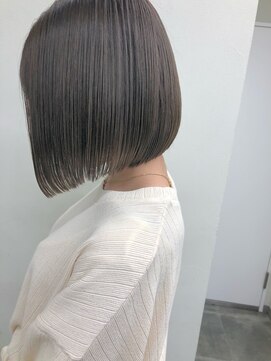 カフネ ジュントス ヨロ(Cafune' juntos YOLO) ダブルカラーボブ切りっぱなしハイシアグレージュ