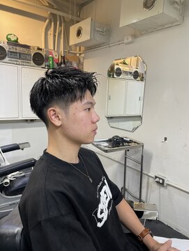 メリケンバーバーショップ フクオカ(MERICAN BARBERSHOP FUK) 波巻き束感ショートツーブロックマッシュアップバングコンマヘア