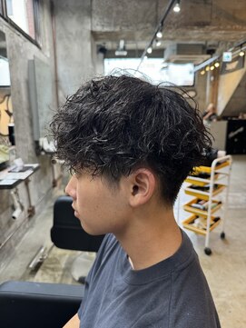 カーニー 上野(kearny) ツイストスパイラルパーマ縦落ちパーマメンズ波巻きパーマ