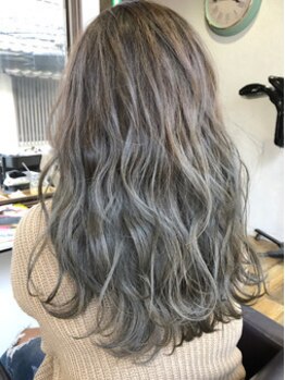 ヘアデザイニング アヴァンセ(HAIR DESIGNING Avance)の写真/透明感のある艶カラーでトレンドを先取り♪髪の状態を見極めた施術で、貴女だけのオリジナルな色味が叶う☆