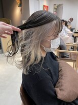 ミィ 浦和(mee)&nbsp;【mee.】ヤジマ　インナーカラー　ホワイトベージュ