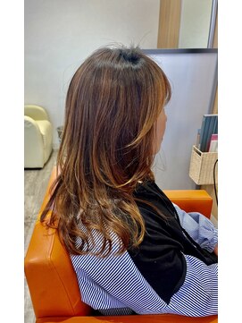 街ノビヨウシツ ロングのレイヤーにふんわりパーマ