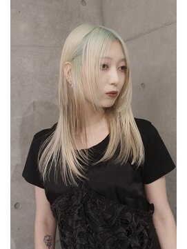 オーオシカシカスペース(OOO YY Space) 淡いグリーンのルーツカラーとステップカットでつくるレイヤー