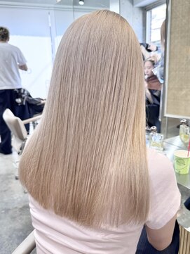 サンク 原宿 表参道(cinq) ハイトーンカラーミディアムレイヤーカットヘーゼルベージュボブ