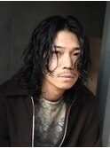 大人の波巻きスパイラルパーマミディアムロングメンズカットヘア