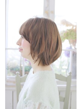 トランクイル サフリック(TRAN9UIL safric) 20代・30代・40代　以外に引き立つ！こなれ地味ボブ