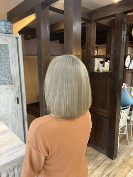 エミーバイモアムー(Emmie byMoremuu) 1回ブリーチで作るホワイトベージュ