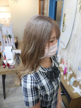 アルル ヘアー(ALULU HAIR) ホワイト使いがポイント『ミルクティーベージュ』