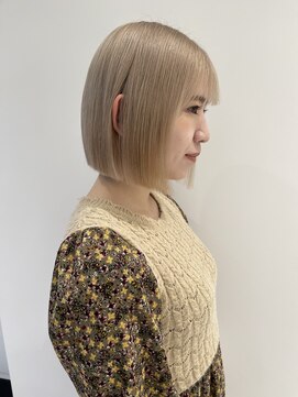 レノ(RENO) ホワイトミルクティーベージュ透明感カラー切りっぱなしボブ