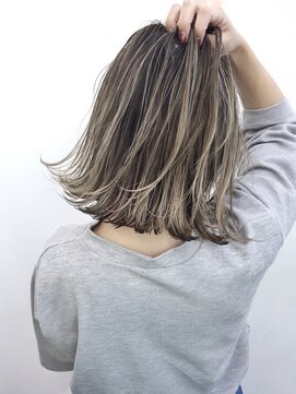 トルネード(TORNADO) 外国人風ボブ ハイライトバレイヤージュグラデ グレージュ