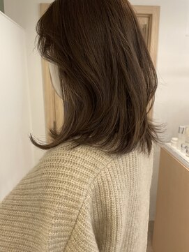 エイチ 梅田(H) ミルクティーグレージュショートウルフレイヤーカットクラゲヘア