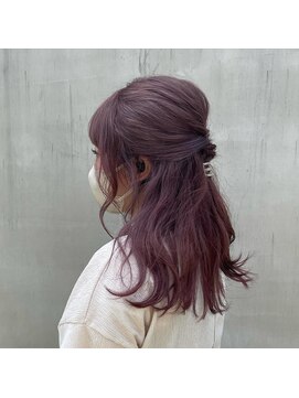 サラ ソージュ アチワ(SARA SO-JU ACHIWA) 大人綺麗なラベンダーピンク/ハーフアップアレンジ