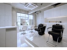 enne 表参道 シールエクステ/ブリーチカラー 【エネ】【8/1 OPEN (予定)】の雰囲気(広々としたレイアウトで安らぎのサロンタイムを)