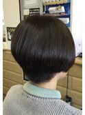 後頭部のシルエット見せ ショートカット