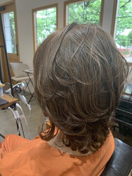 グランディール(Grandir) ラベンダーアッシュ　ツヤ感　外ハネウルフスタイル