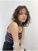 ミディアムヘアにウェーブパーマ