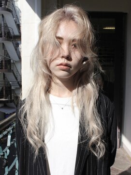 オーオ シカシカ(OOO YY) 抜け感のあるアンニュイな雰囲気のハイトーンベージュ