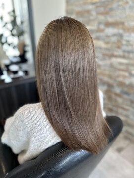 メゾン アヴァロ(Maison Avallo) 柔らかベージュの大人女子オリーブカラー