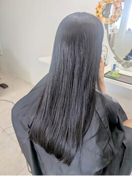 チモト美容室の写真/髪がツルツルを実感するトリートメント。地肌から土台を整えるトリートメント。