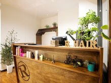 アールヘアー(R hair)の雰囲気（木目調の温かみ溢れる店内☆観葉植物に心癒されます♪）