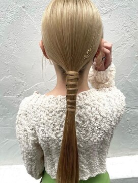 アイユー(ii+U) ローポニーテール　タイトアレンジ　ロングアレンジ　個性派