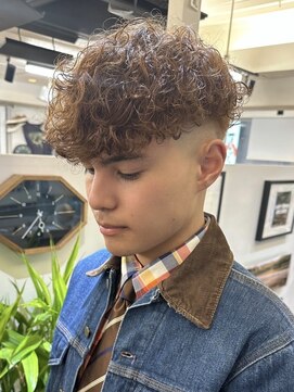 ウェイビーエフティフィフス 横浜西口(WAVEY ft.fifth) スペインカールラルフカール外国人風パーマフェードカット横浜