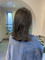 ユヌ(Une)&nbsp;オリーブベージュ　ミディアムレイヤー