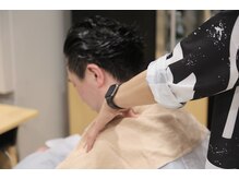 頭から連動し、首・肩のマッサージも行い、コリをほぐして上半身全体の老廃物を流す