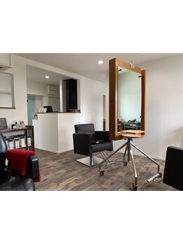 半個室のセット面と、心地良い雰囲気が魅力のサロン♪周りを気にせず、自分だけの時間をお過ごし頂けます。