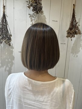 トワイロ(TOWAIRO) ベージュ系ハイライトandミニボブ