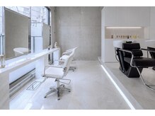 enne 表参道 シールエクステ/ブリーチカラー 【エネ】【8/1 OPEN (予定)】の雰囲気(白を基調とした光が差し込む店内)