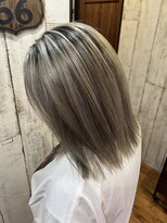ロイズ ヘアデザイン アンド スパ(LOES)&nbsp;デザインブリーチ×ホワイトベージュ×シルバーグレー