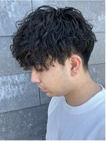 ヒュイル バイ ニアウ(Hwyl by Niau) MEN’S HAIRセンターパートツイストスパイラルシャドウパーマ