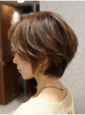 白髪ぼかし×耳かけショートで明るく軽やかな印象に[西宮北口]