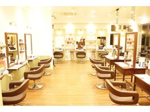 ビーズ アモール 尾張旭店(B's)の雰囲気（ウッド調の温かい店内[縮毛矯正/ハイライト/白髪染め/カラー]）