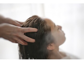 オリヘアー(Ori hair)の写真/スパにいるような心地良さをサロンで堪能できるフルフラットシャンプー台。