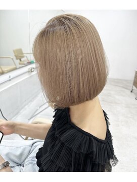 プラグ(Plug) 内巻まきボブブリーチありミルクティーアッシュシースルーバング