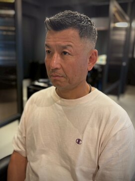 ザマンリバレッジニューヨーク(THE MAN LeverageNewYork) 大人外国人風メンズアップバングショートフェード：大村　大心