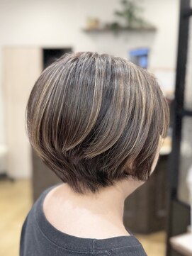 シュヴー 築地(CHEVEUX) 明るい白髪染め/白髪ぼかし/丸みショート/40代/50代/60代/